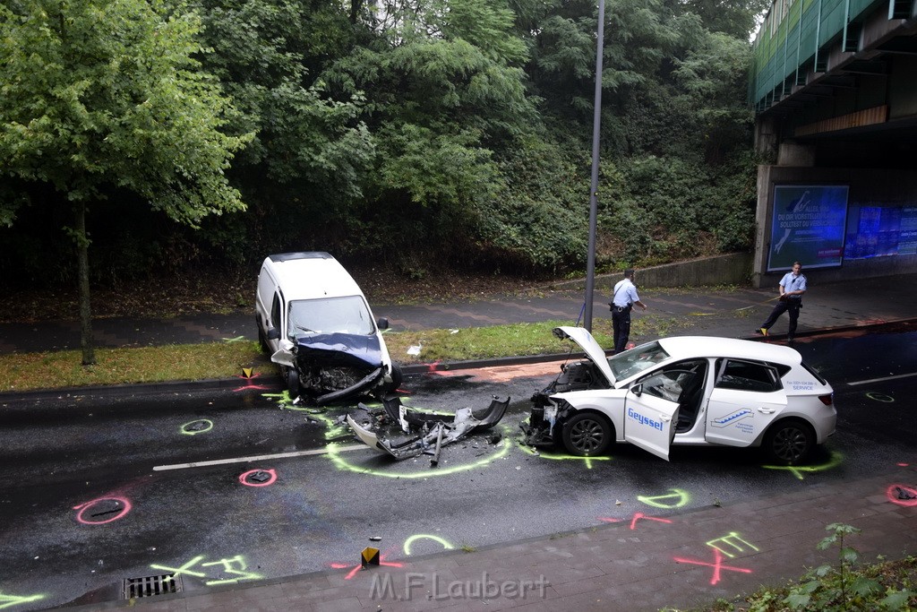 VU Frontal Koeln Hoehenhaus Berlinerstr vor Leuchterstr P26.JPG - Miklos Laubert